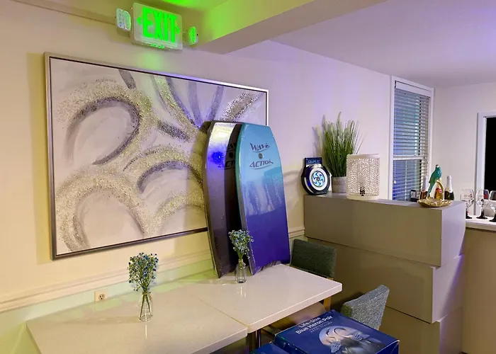 New 2026-Ocean Sands Beach Boutique Inn-24Hr Sauna And Salt-Mineral Pool-Free Beach Bikes And Famous Beach-Fresh Baked Cookies-Popcorn-In Room Bathrobes-Sunscreen-65 Inch Tvsnetflix-Bedside Candy-Free Laundry- 4 Grand Black Beds-Call & Save-1-252-Aha